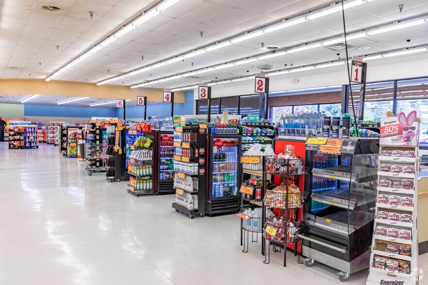 More Photos Of 140 W Dykes St, Cochran Supermarket For Lease
