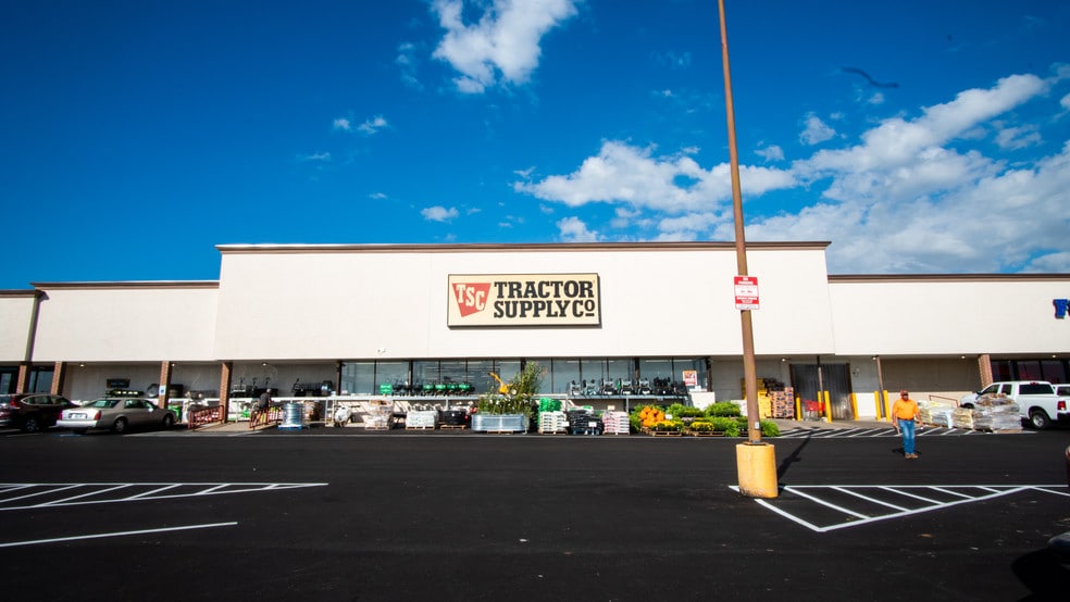 More Photos Of 115 N Mustang Rd, Mustang Unknown For Lease