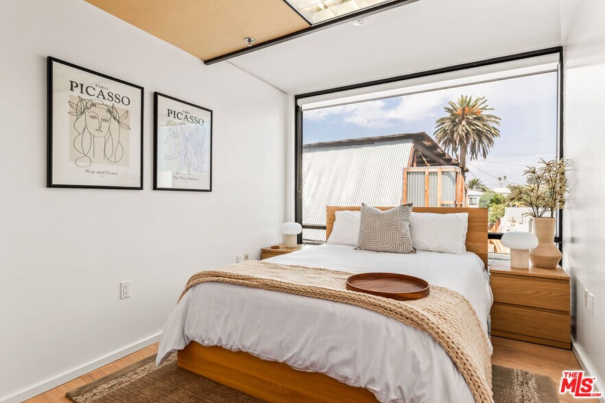 More Photos Of 700 Main St, Venice Office For Sale