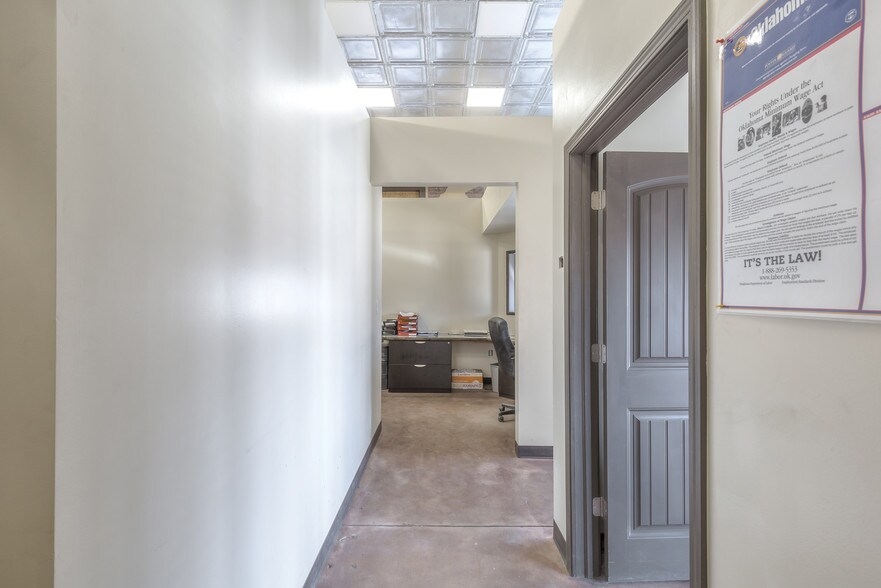 More Photos Of 204 S Broadway, Coweta Office For Sale