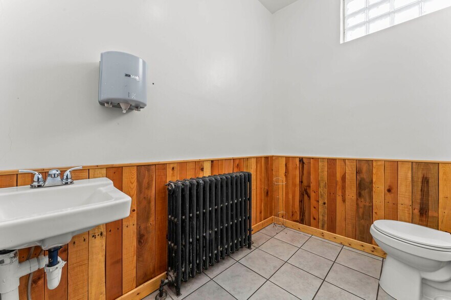 More Photos Of 105 Holbert Stretch, Dilliner Bar For Sale