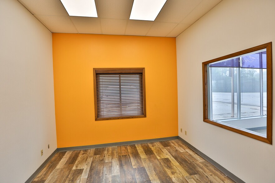 More Photos Of 129 2nd St, Webster City Light Manufacturing For Sale