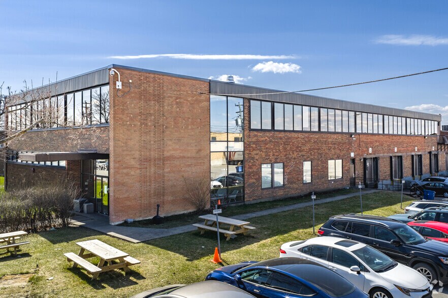 More Photos Of 5775 Rue Ferrier, Mont-Royal Manufacturing For Lease