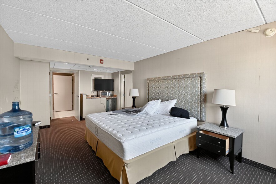 More Photos Of 1550 E Dundee Rd, Palatine Hotel For Sale