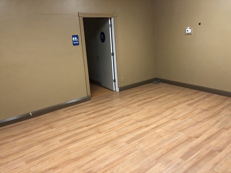 More Photos Of 4740 Myrtle Ave, Sacramento Service For Lease