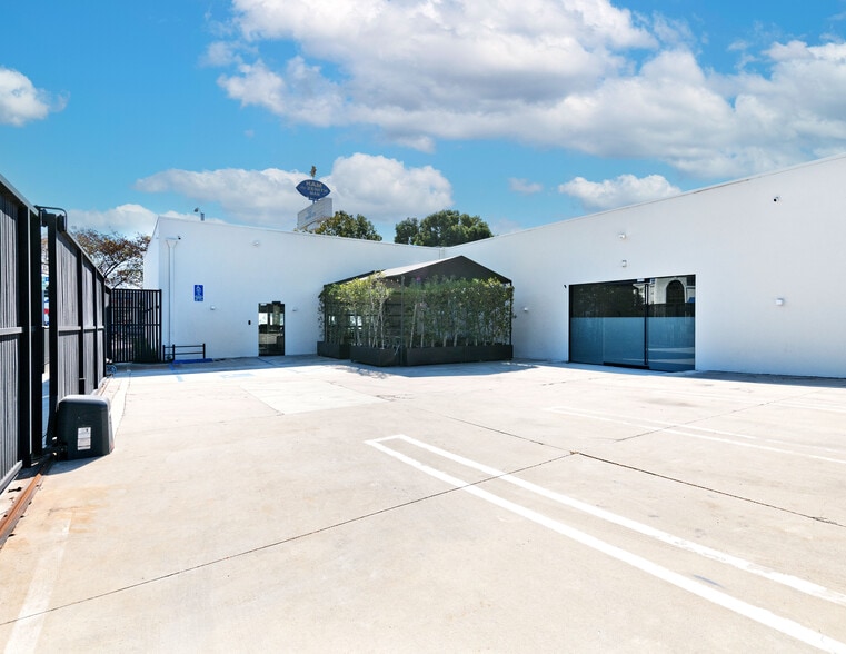 More Photos Of 12101 Venice Blvd, Los Angeles Loft Creative Space For Lease