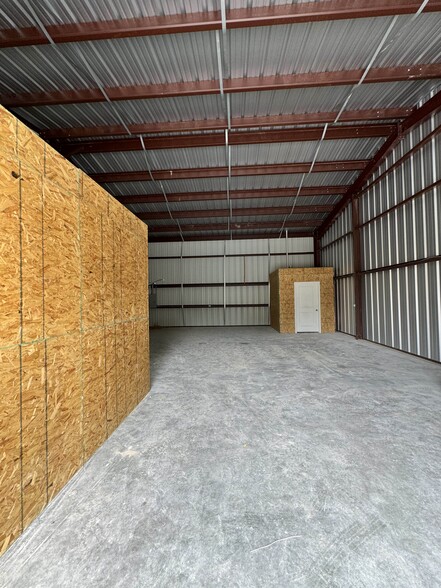 More Photos Of 210-212 Stanfield Dr, Waco Light Manufacturing For Sale