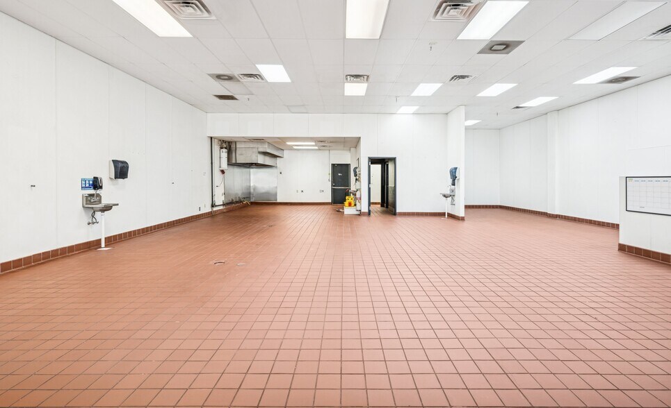 More Photos Of 15026-15080 Beltway Dr, Addison Light Manufacturing For Lease