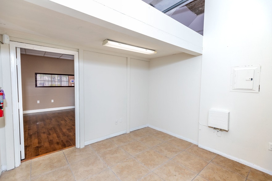 More Photos Of 2441 NW 93rd Ave, Miami Showroom For Sale