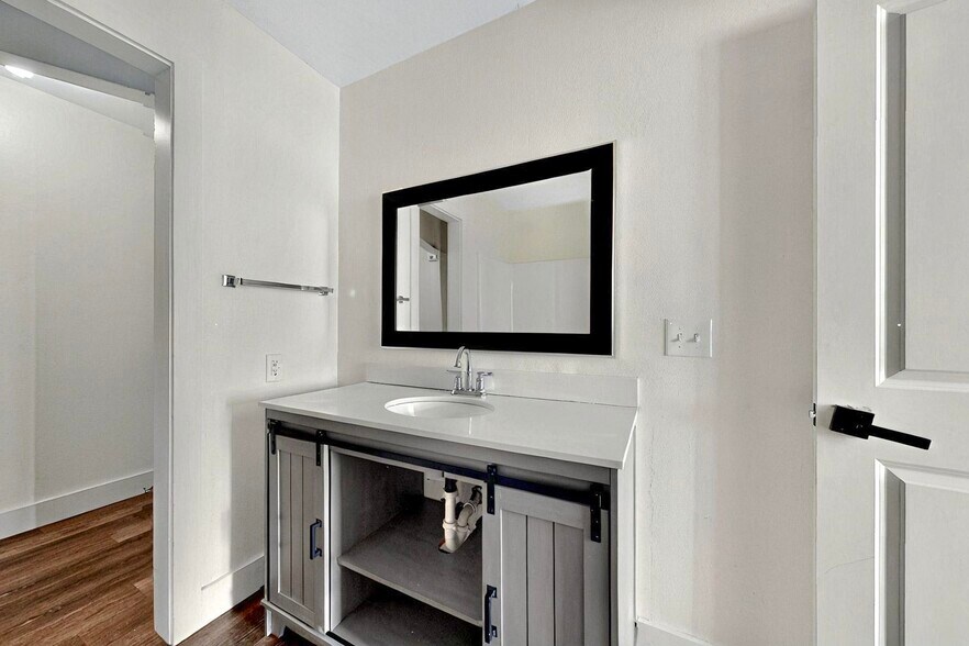 More Photos Of 11544 Cockleburr Rd, Roanoke Warehouse For Lease