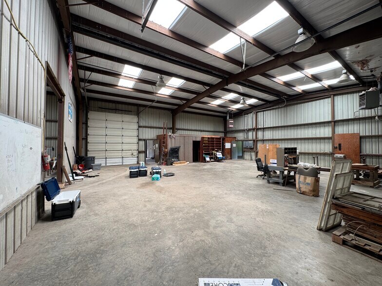 More Photos Of 1208 S Chestnut St, Lufkin Showroom For Sale