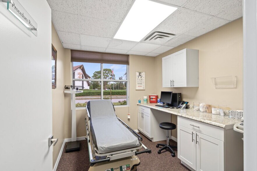 More Photos Of 3800 26th St W, Bradenton Medical For Sale