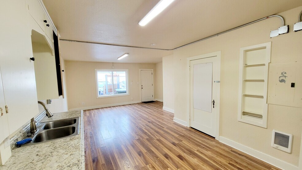 More Photos Of 1109 Edgewater St NW, Salem Storefront For Lease