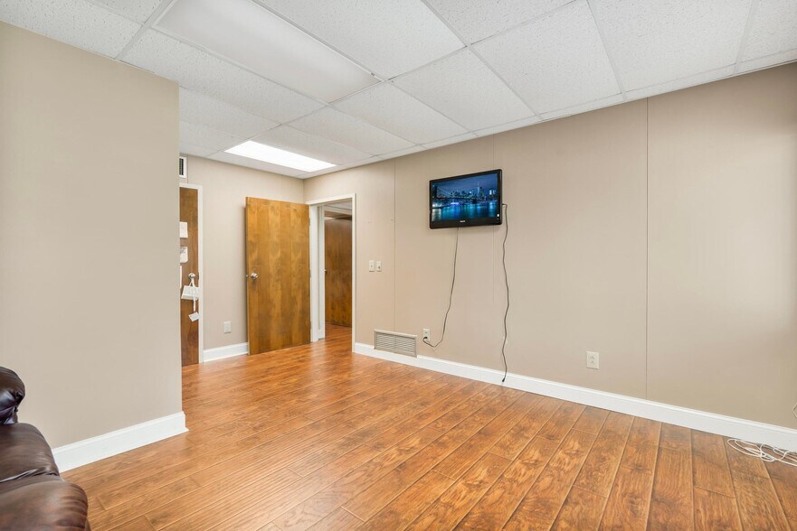 More Photos Of 428 Hospital Drive, Columbus Medical For Sale