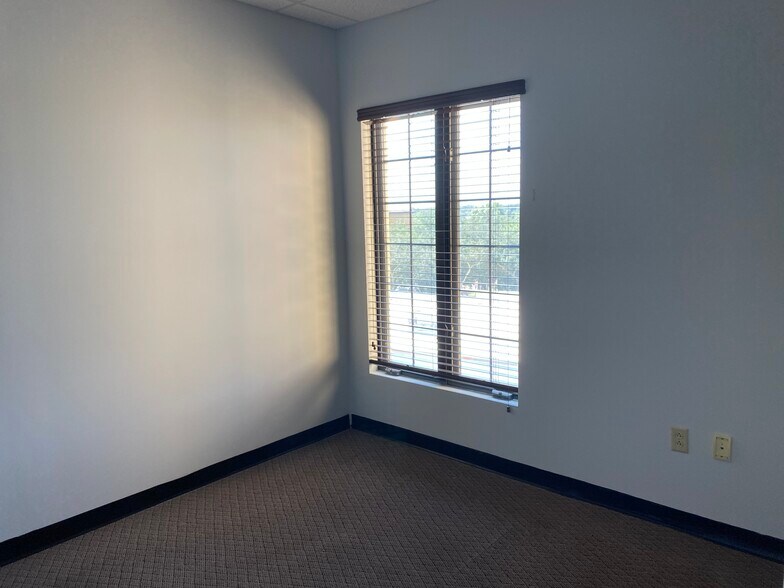 More Photos Of 2295 S Hiawassee Rd, Orlando Office For Sale