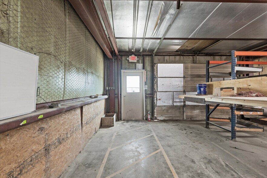 More Photos Of 2305 N Main St, Cleburne Flex For Sale