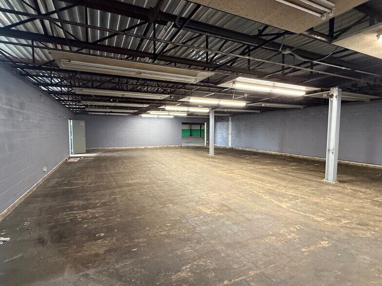 More Photos Of 301 W 3rd St, Sterling Manufacturing For Lease