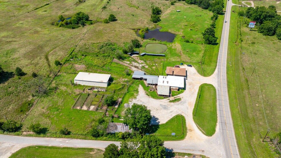 More Photos Of 1853 S Broadway St, Coalgate Flex For Sale