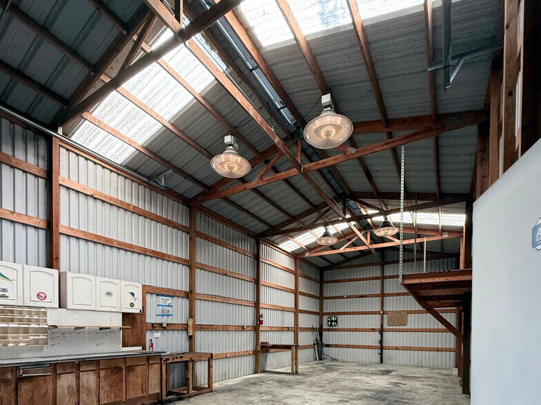 More Photos Of 1115 Chateau Woods Parkway Dr, Conroe Light Manufacturing For Lease