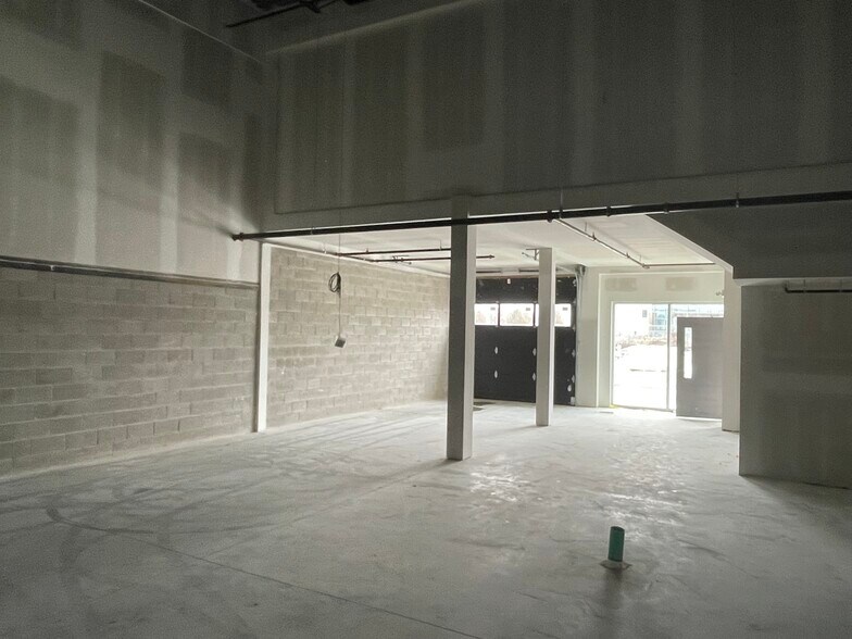 More Photos Of 585 Hanlon Creek Blvd, Guelph Showroom For Lease