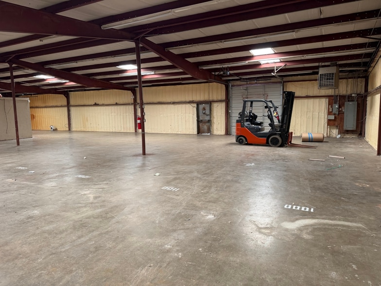 More Photos Of 2042 Fisher St, Huntsville Warehouse For Lease