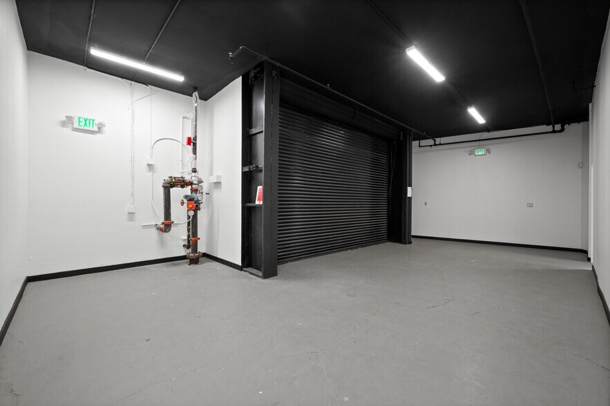 More Photos Of 800 E Dyer Rd, Santa Ana Showroom For Lease