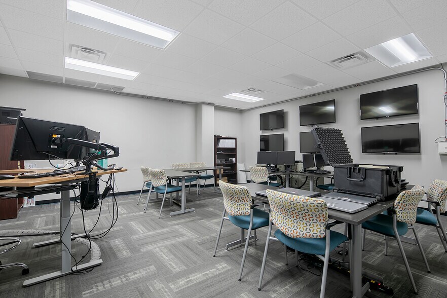 More Photos Of 2847 Bridgewood Dr, Fayetteville Office For Sale