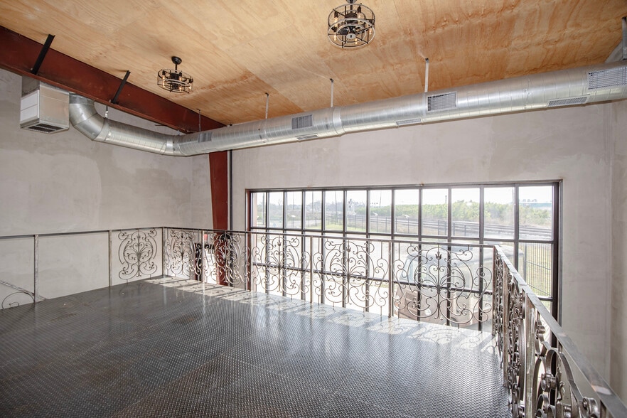 More Photos Of 2219 Brooks St, Houston Warehouse For Sale
