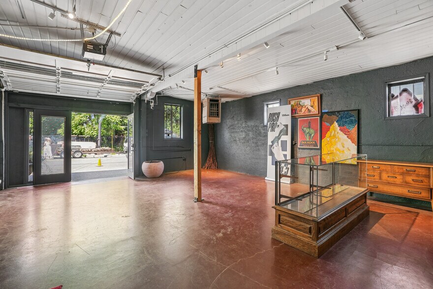 More Photos Of 1114 SE Clay St, Portland Freestanding For Sale
