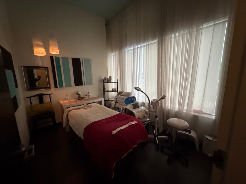 More Photos Of 2140 W Grande Blvd, Tyler Medical For Lease