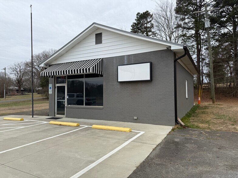 More Photos Of 7010 Doral Dr, Tobaccoville General Retail For Sale