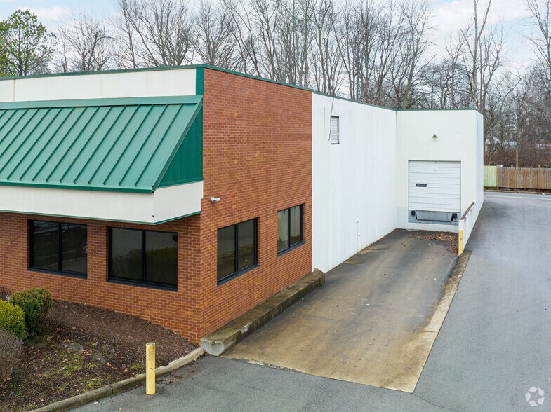 More Photos Of 4800-4820 Poplar Place Dr, Louisville Showroom For Lease