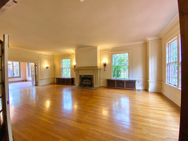 More Photos Of 219 N Broadway St, Tupelo General Retail For Lease