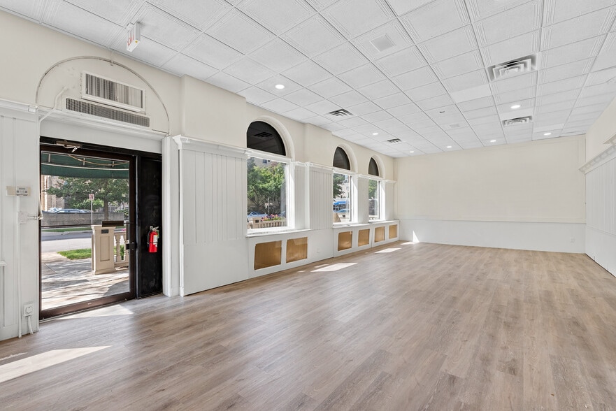 More Photos Of 1028 E Juneau Ave, Milwaukee Hotel For Lease