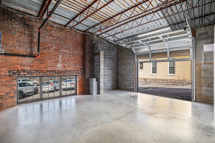More Photos Of 2645 Madison Ave, Kansas City Apartments For Lease