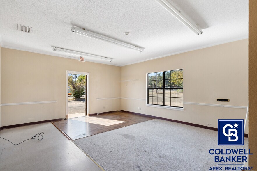 More Photos Of 302 Lincoln Park Dr, Cleburne Medical For Sale