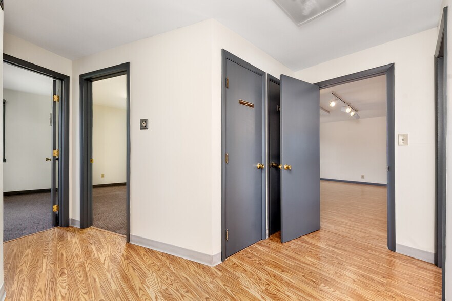 More Photos Of 10 Youell St, Florence Office For Sale
