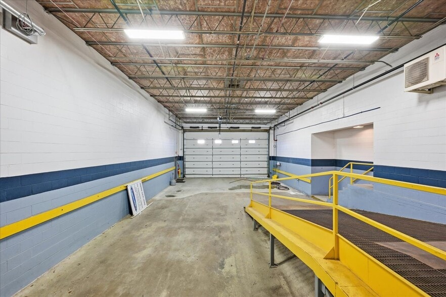 More Photos Of 173 Cross Rd, Waterford Auto Repair For Lease