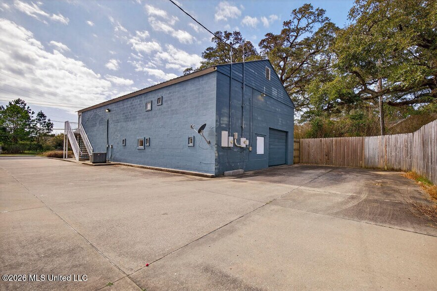 More Photos Of 2005 Government St, Ocean Springs Flex For Lease