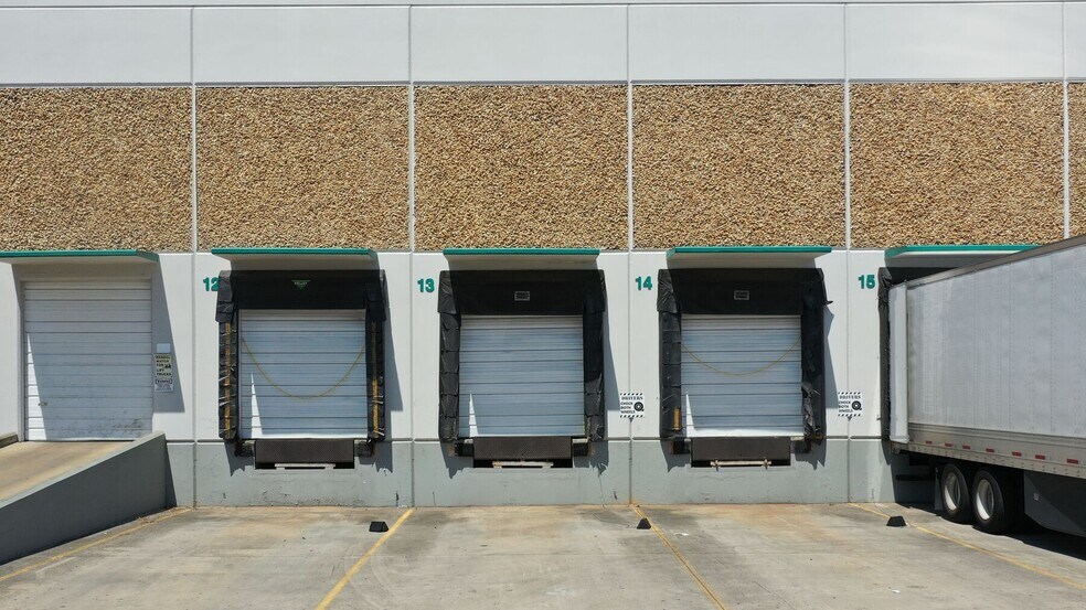 More Photos Of 6875 Best Friend Rd, Doraville Warehouse For Lease