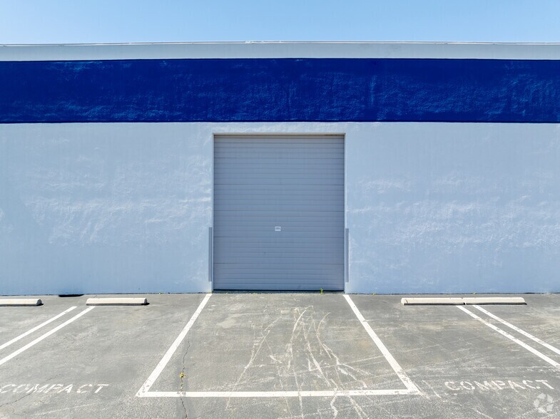 More Photos Of 27704 Avenue Scott, Valencia Distribution For Lease