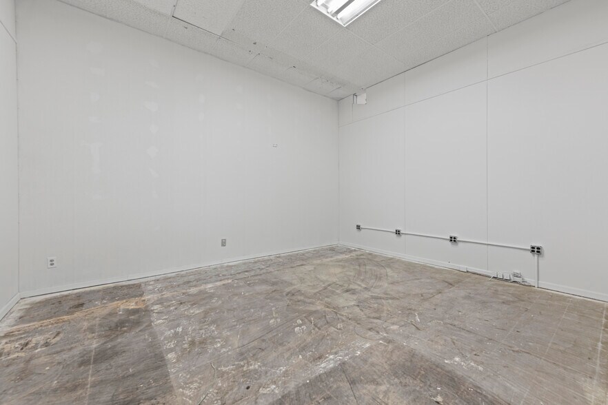 More Photos Of 240 Huron Ave, Port Huron Storefront For Lease