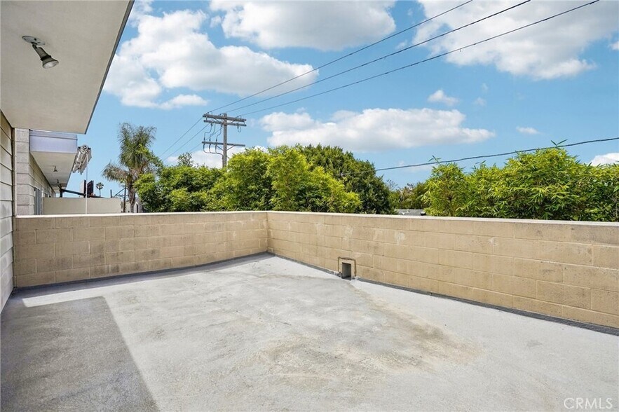 More Photos Of 717 N Highland Ave, Los Angeles Light Distribution For Sale