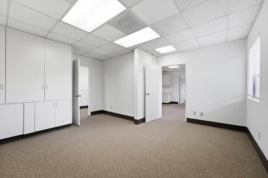 More Photos Of 44725 10th St W, Lancaster Medical For Lease