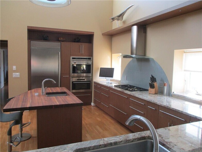 More Photos Of 19 Jay St, Rochester Freestanding For Sale
