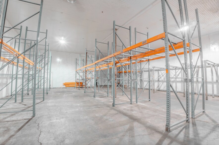 More Photos Of 375-455 Deslauriers Rue, Saint-Laurent Warehouse For Lease