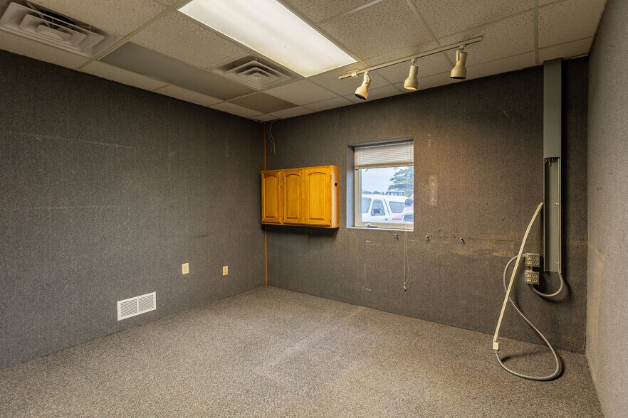 More Photos Of 4303 Memorial Hwy, Mandan Movie Radio TVStudio For Lease
