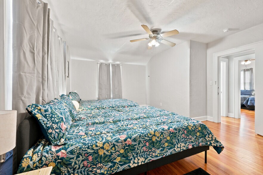 More Photos Of 949 SW 13th St, Gainesville Specialty For Sale