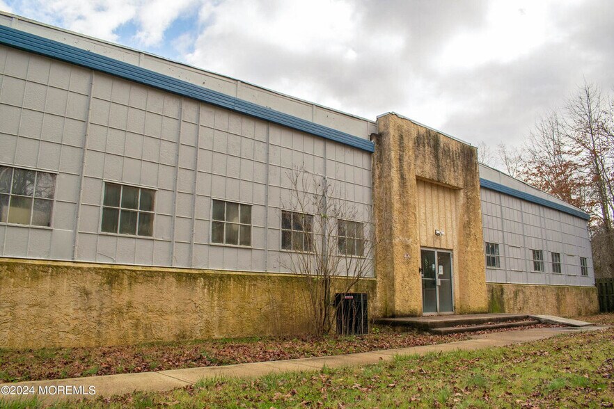 More Photos Of 15 Oscar Dr, Roosevelt Manufacturing For Sale