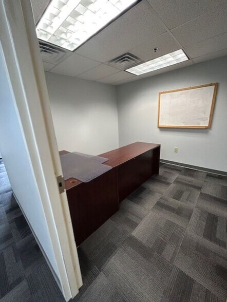 More Photos Of 7 Perimeter Rd, Manchester Light Manufacturing For Lease